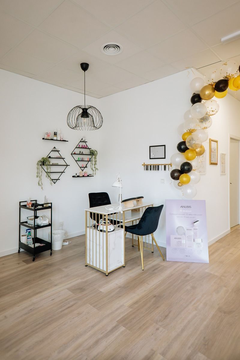 Una habitación con un escritorio, una silla y globos en la pared.