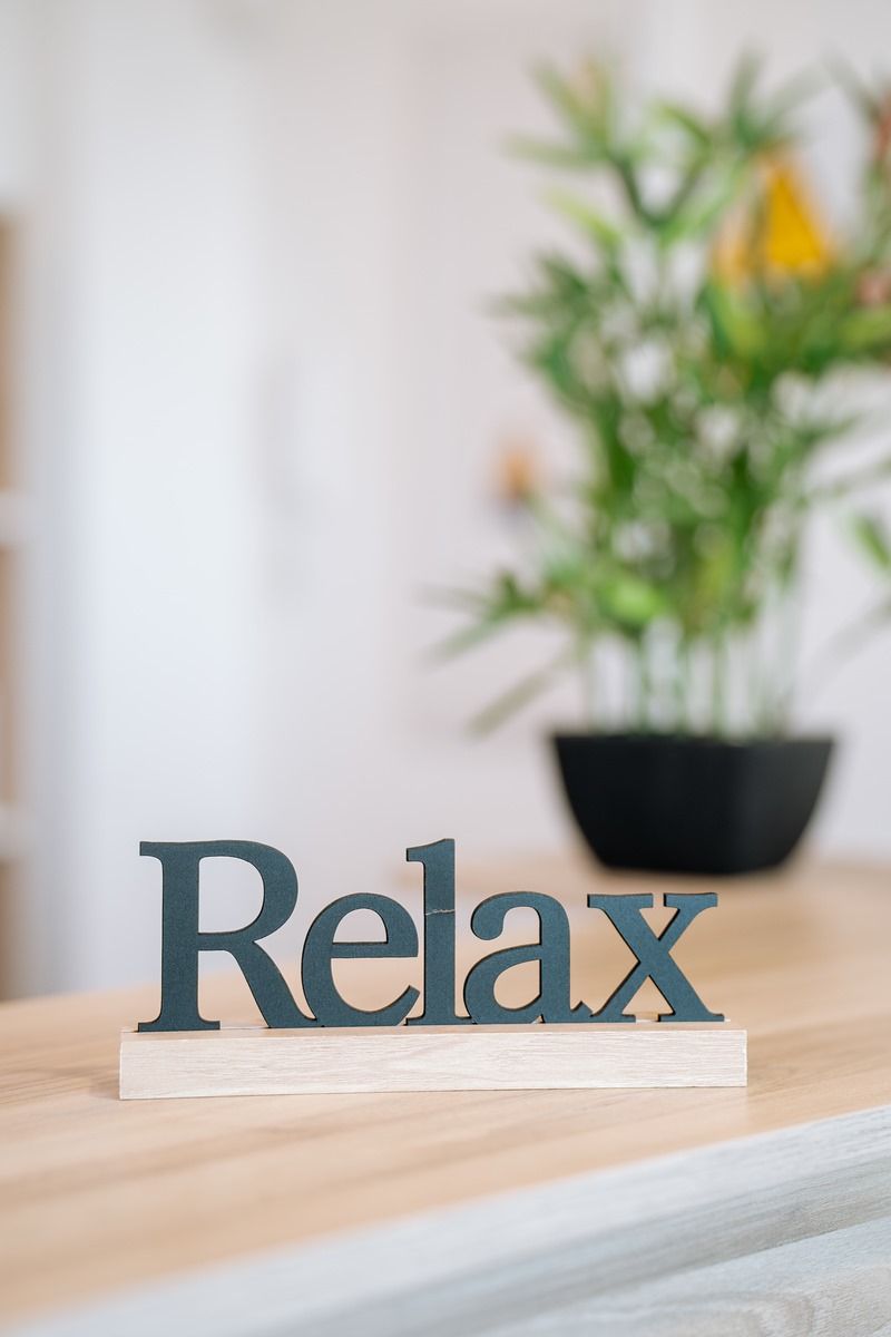 Un cartel de madera que dice