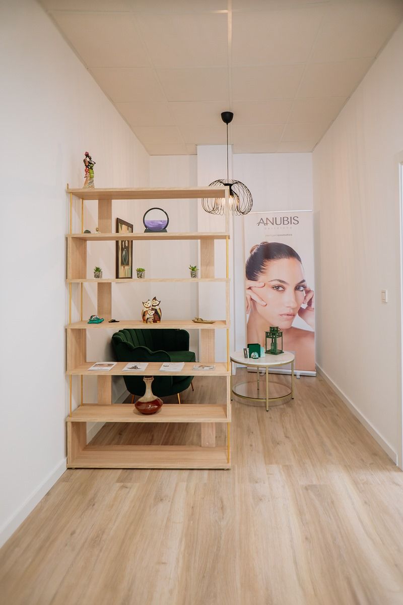 Un pasillo con un estante y una silla en él.