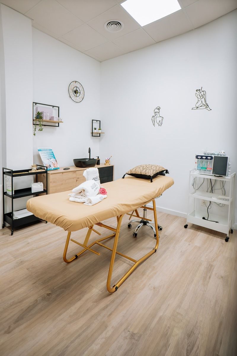 Hay una mesa de masajes en el medio de la habitación.