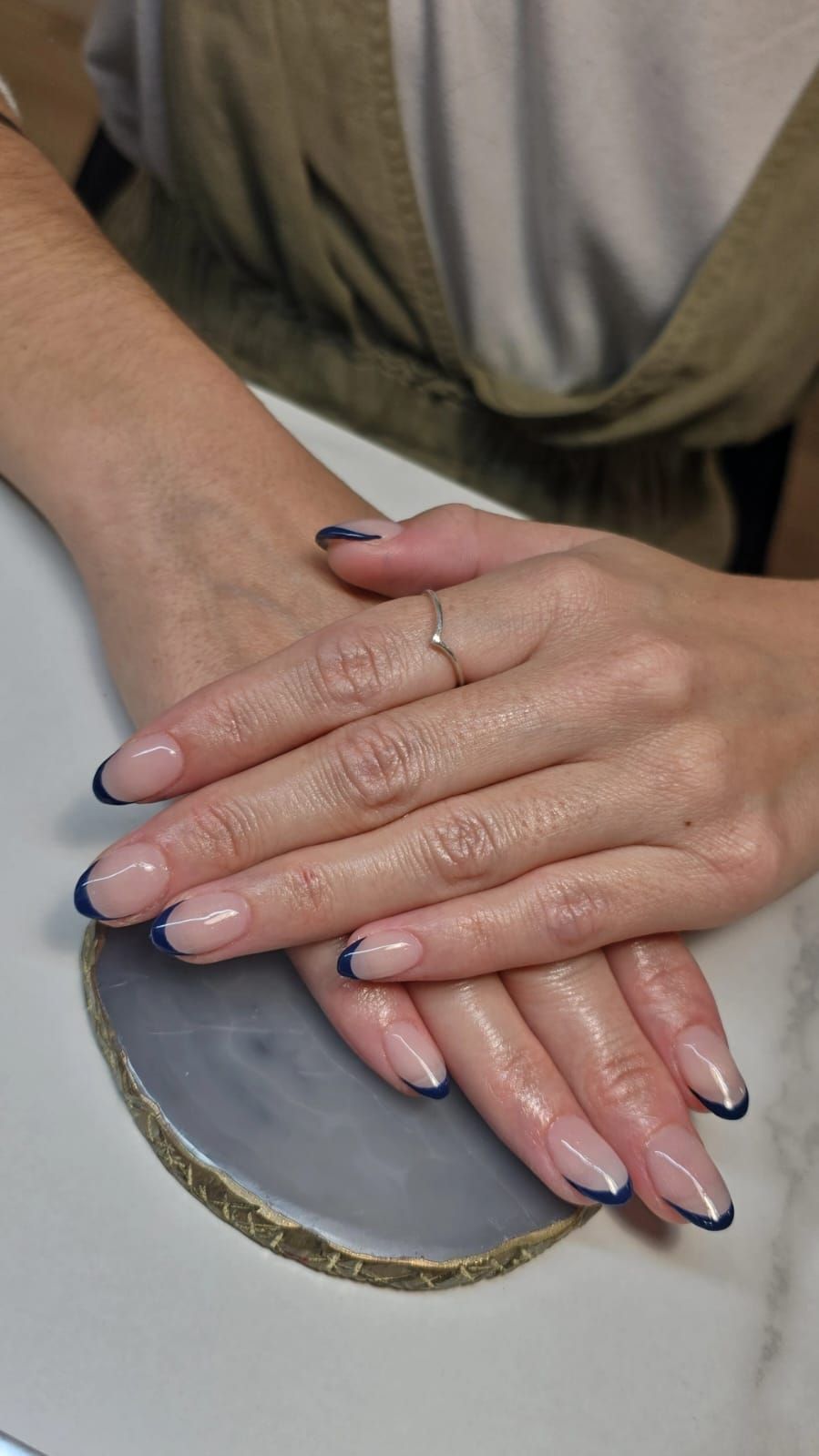 Un primer plano de la mano de una mujer sosteniendo una flor.