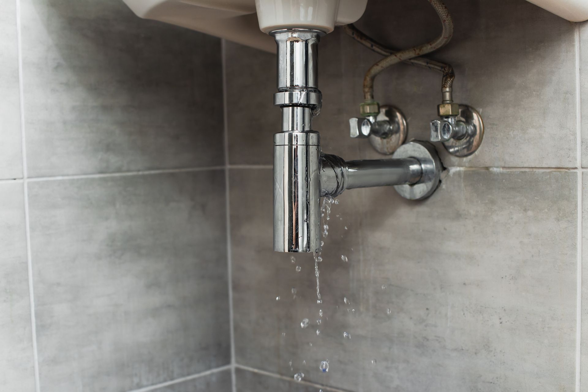 Une fuite d'eau sur un lavabo