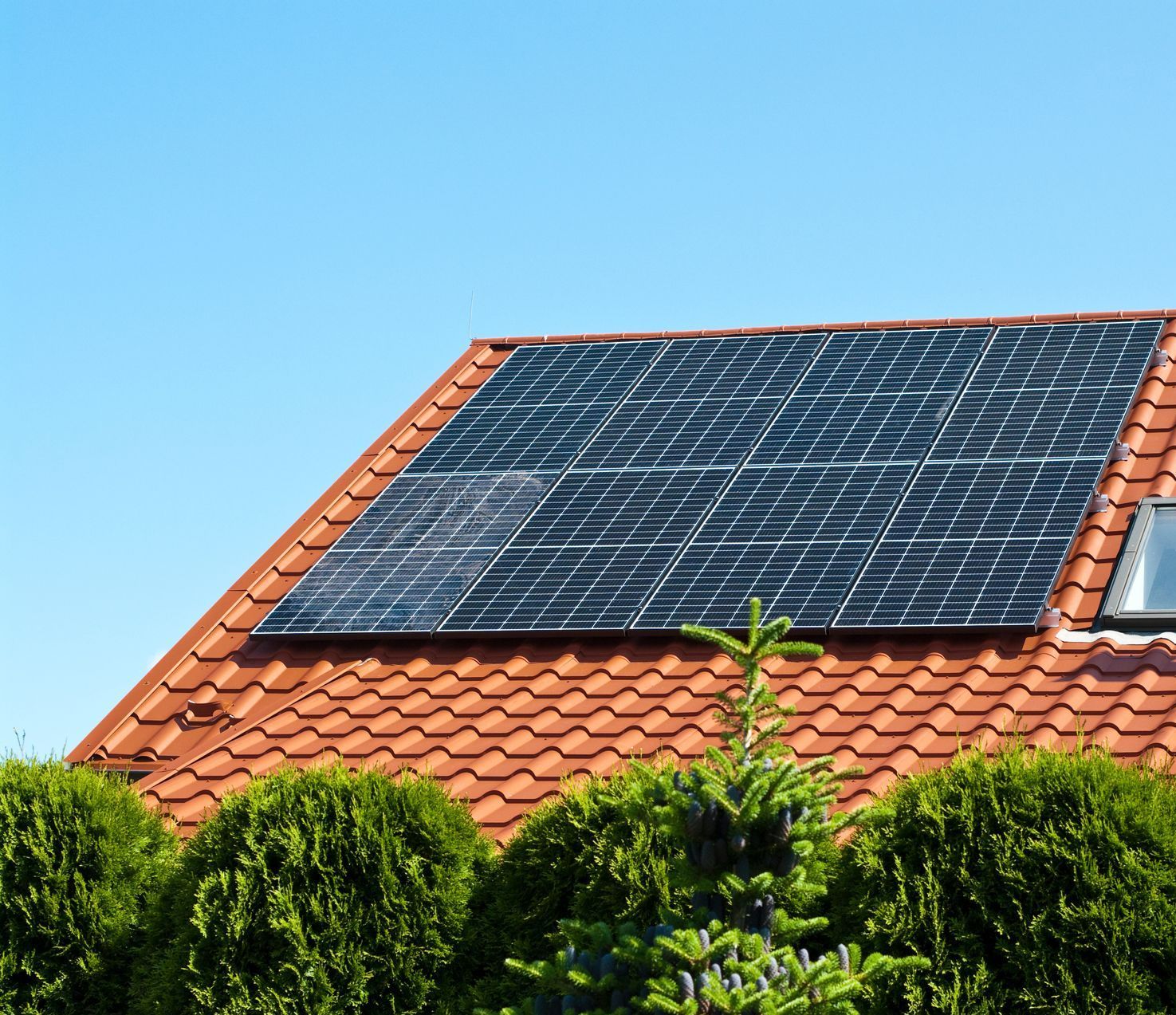 Des panneaux solaires sur un toit en tuile