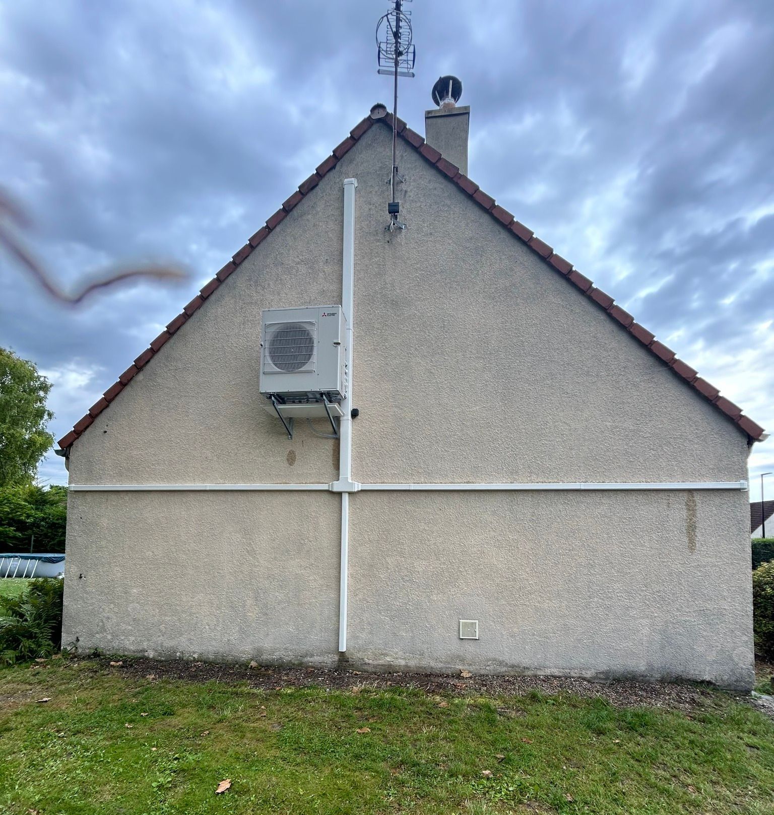 Un bloc extérieur de pompe à chaleur air-air