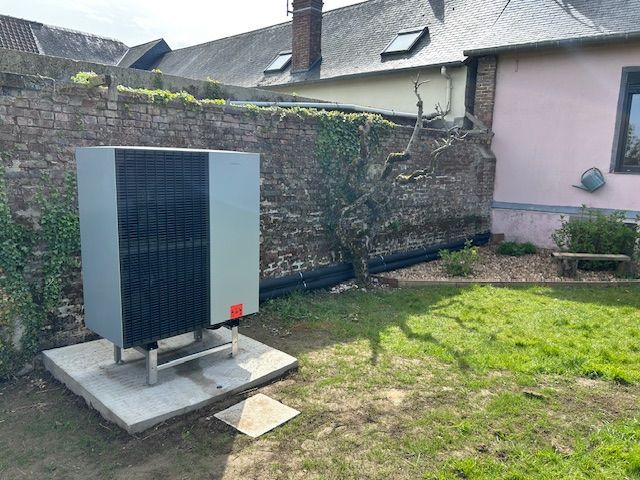 Un bloc extérieur de pompe à chaleur air-eau