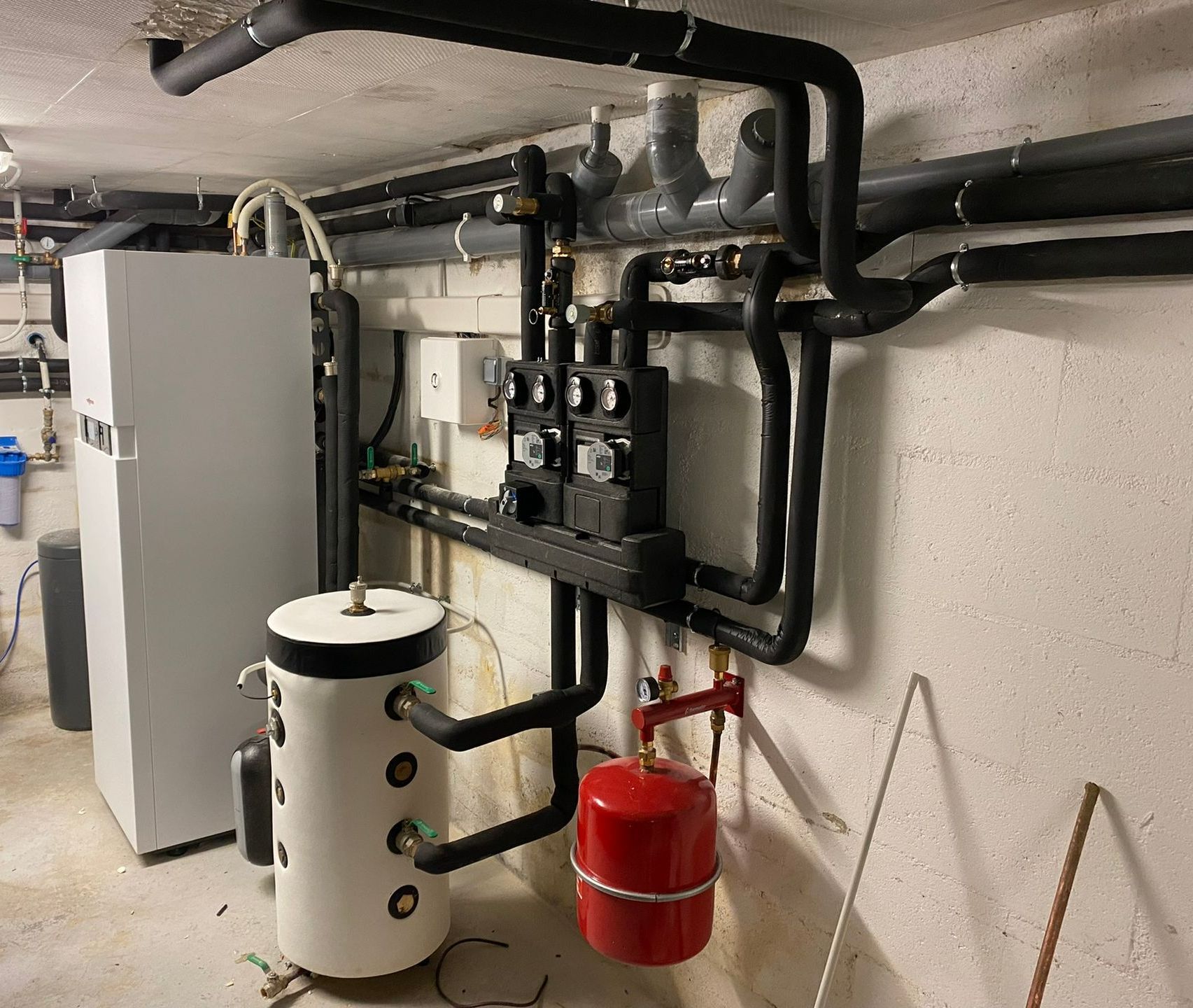 Une installation de pompe à chaleur air-eau dans un garage