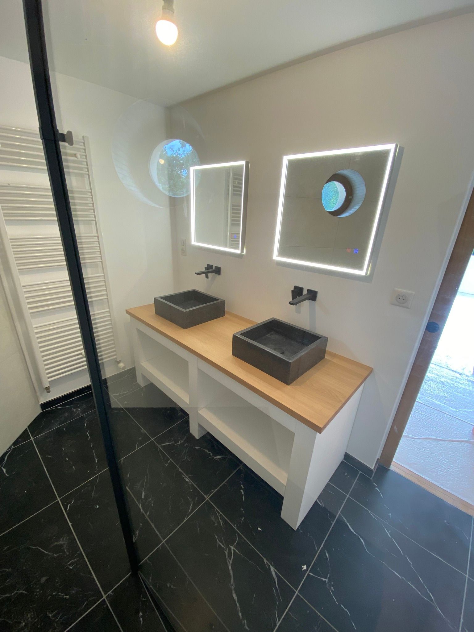 Un meuble de salle de bains à deux vasques