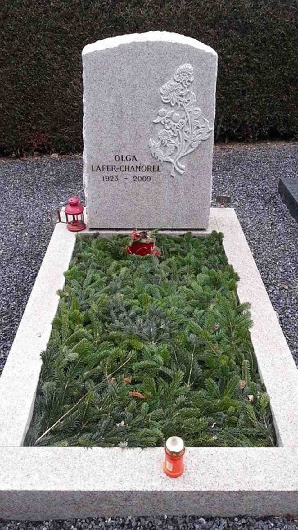 tombe en marbre gris