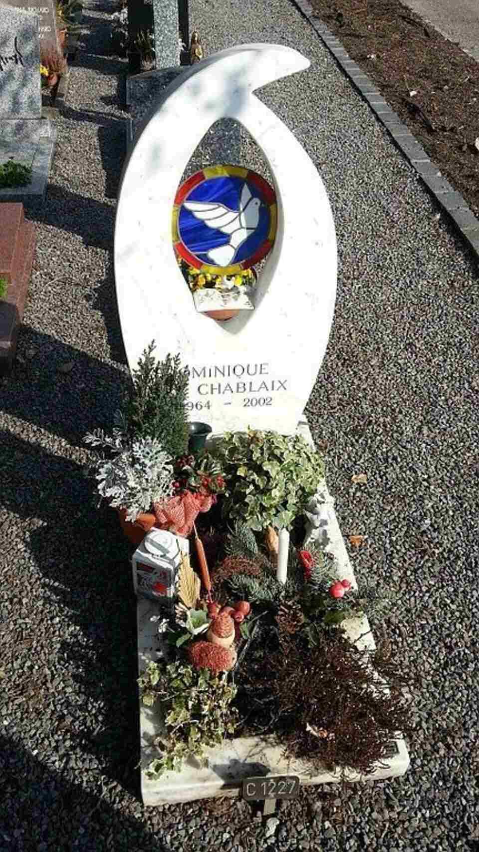 tombe en marbre blanc