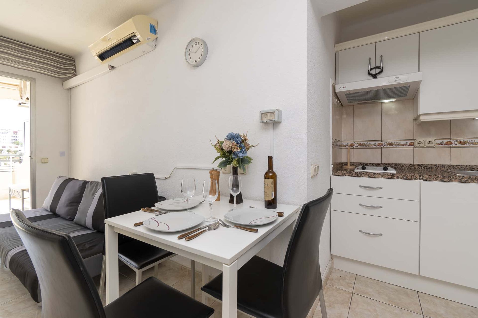 Dining table and chairs, sofa bed, air conditioning, kitchenette with hob, extractor fan, Santa Maria, Costa Adeje, Tenerife