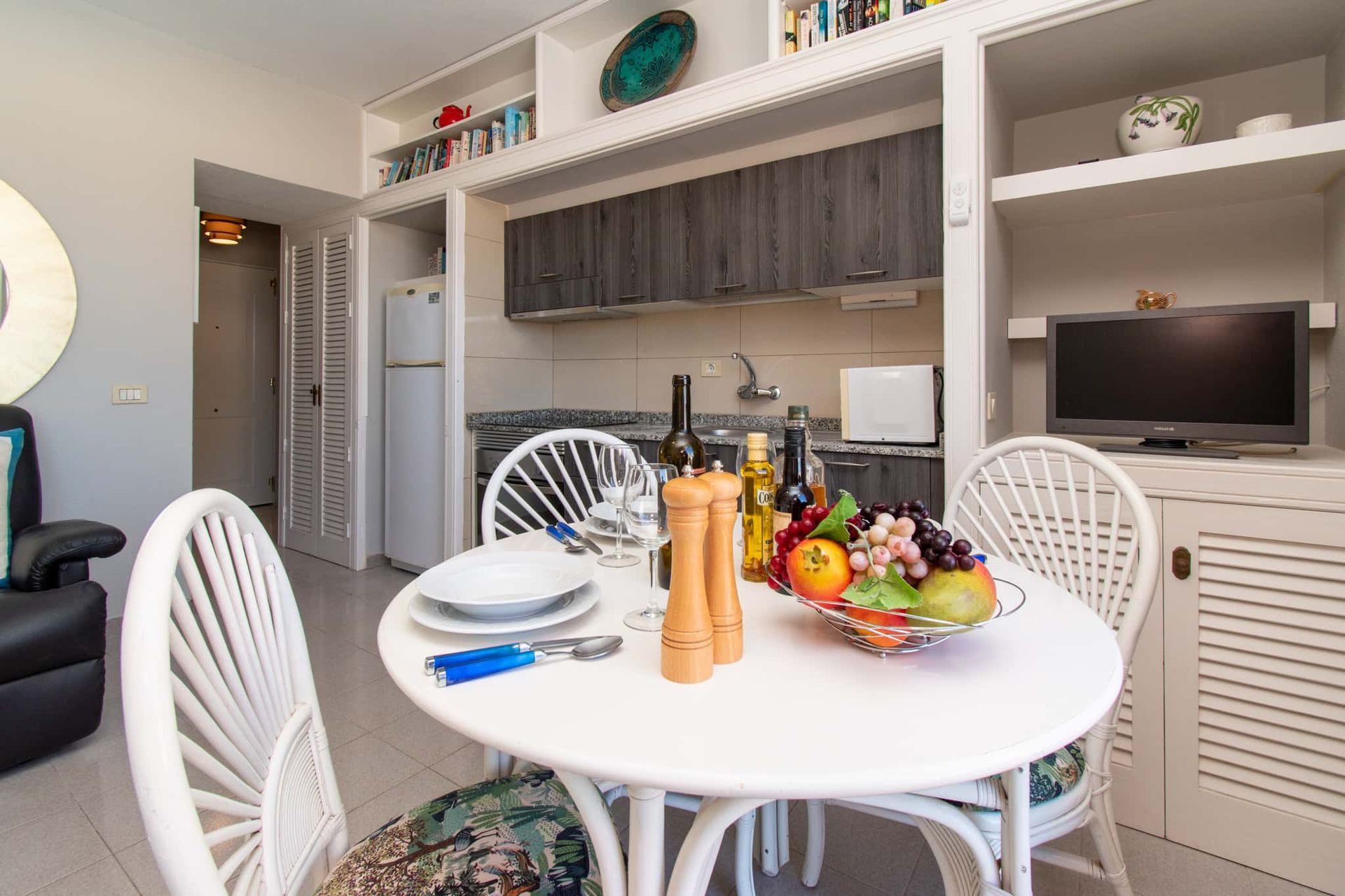 Dining table and chairs, kitchen, Los Olivos, Costa Adeje, Tenerife.