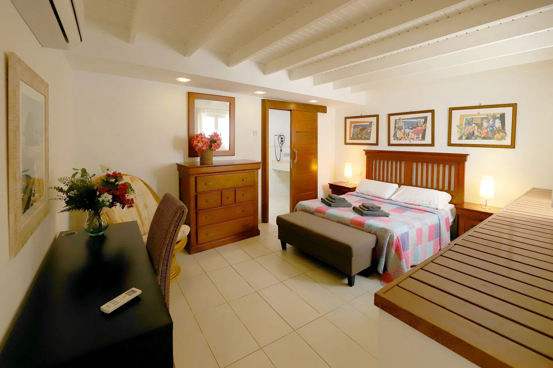 Bedroom with a double bed, dresser, desk, and access to a bathroom. Villa Salvo | Los Mojones | Puerto del Carmen | Lanzarote.