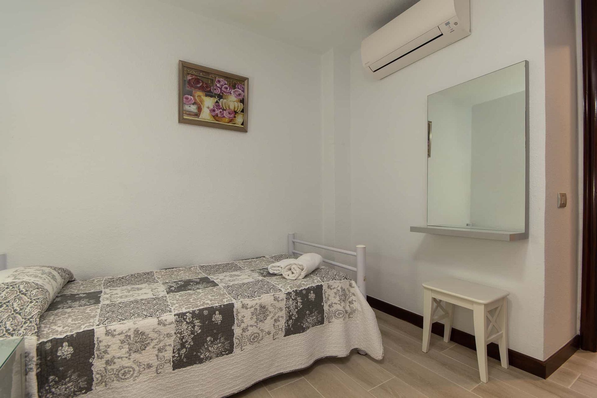 Bedroom with single bed, air conditioning, mirror and stool at Parque Santiago II, Playa de las Americas, Tenerife