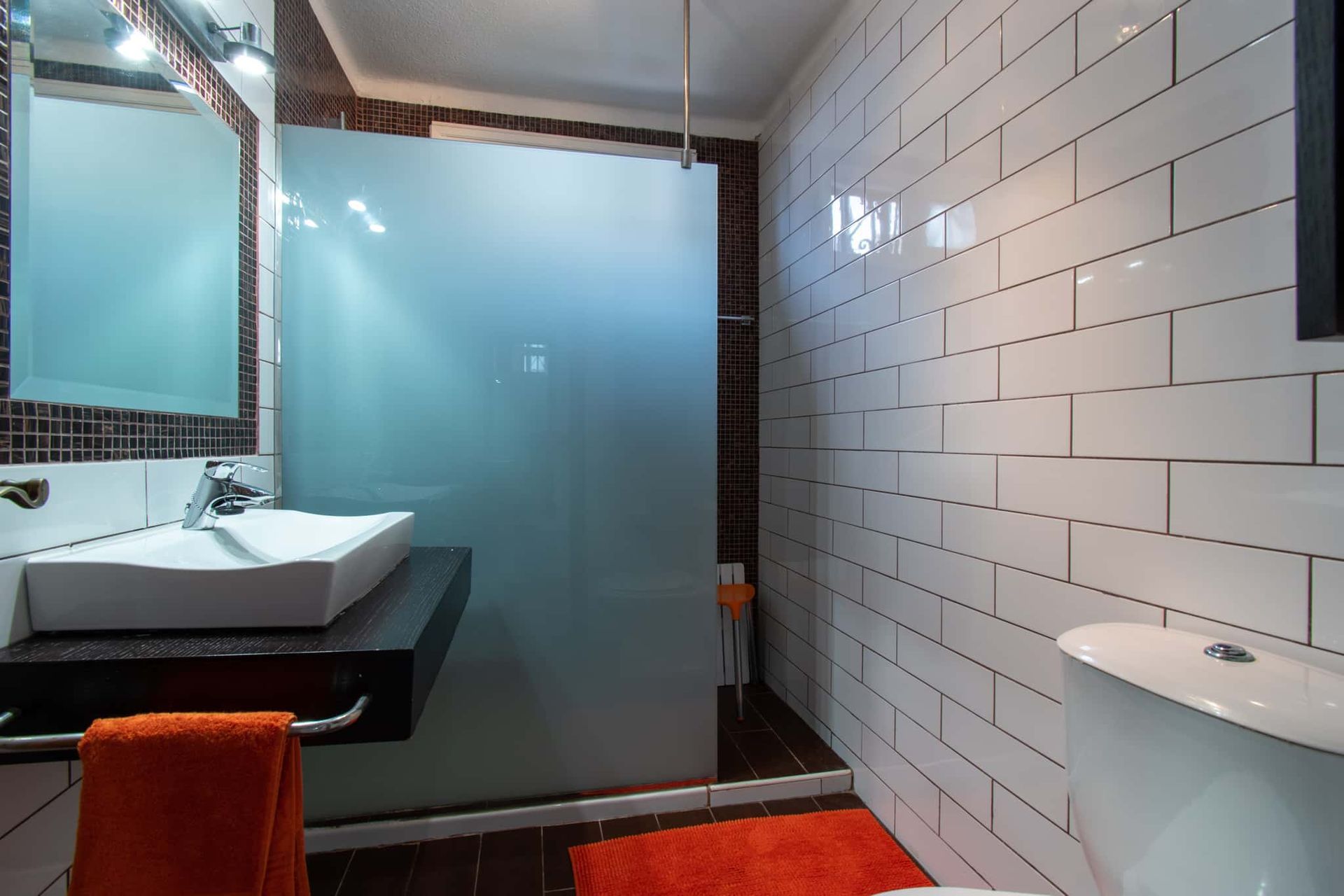 Bathroom with walk-in shower, wash hand basin, WC, Parque Santiago I, Playa de las Americas, Tenerife