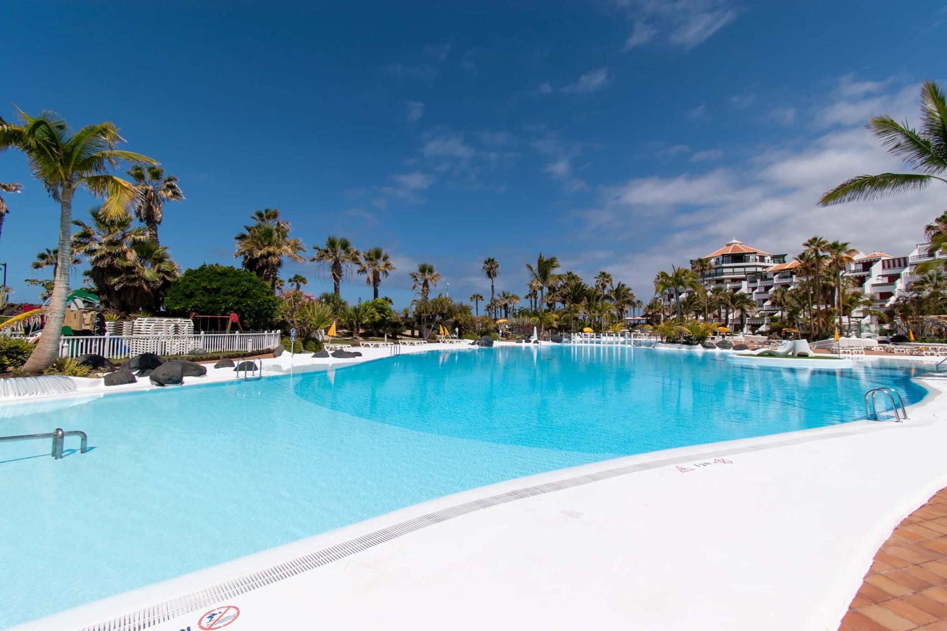 Inviting swimming pool on the Parque Santiago IV complex.
