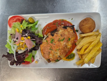 Janari platera: labean egindako platera tomate saltsarekin, entsalada, patata frijituak eta bola frijitu bat.