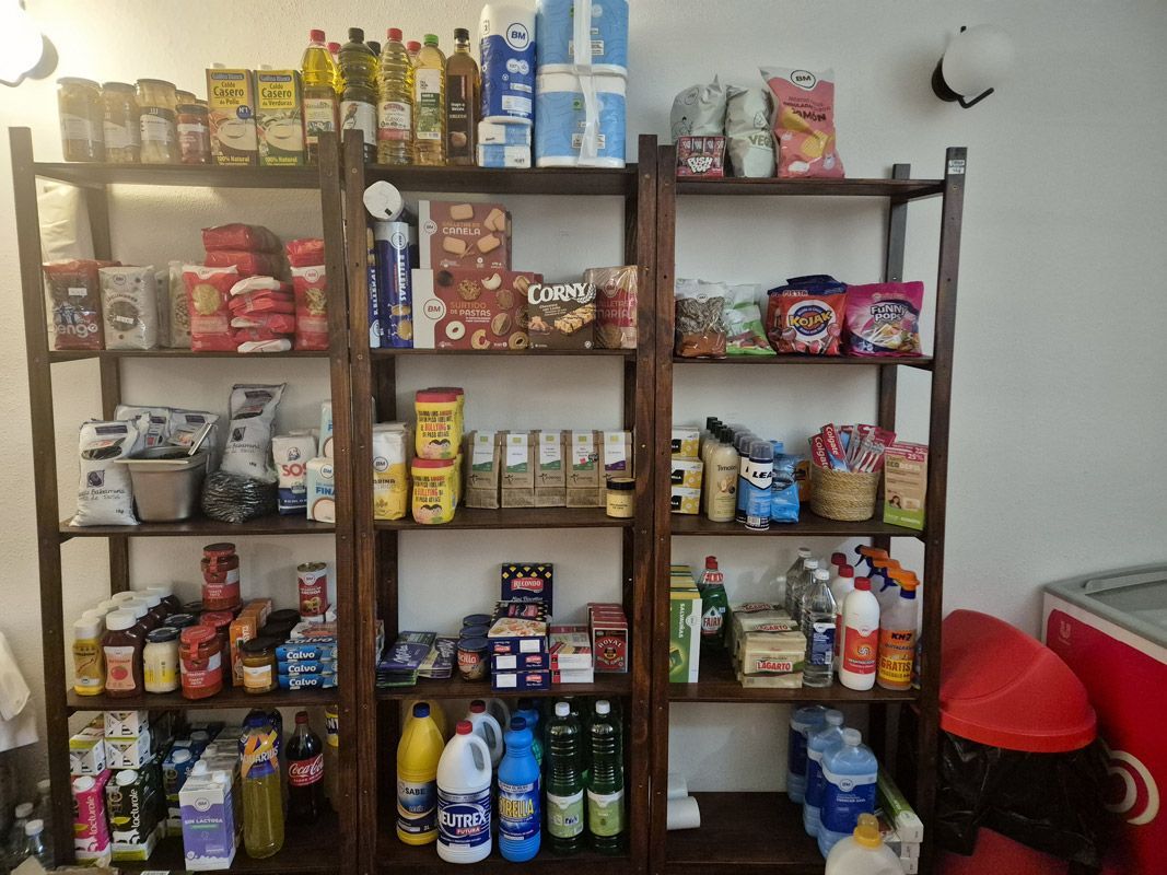 Tapa eta aperitibo sorta zerbitzatzeko plateretan, edari batekin eta pintxo bat hartzen duen esku batekin.