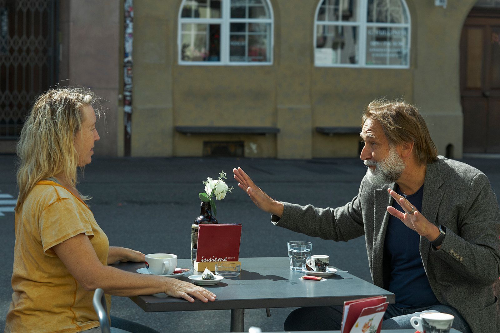Eine Gruppe von Leuten sitzt im Kreis und unterhält sich.