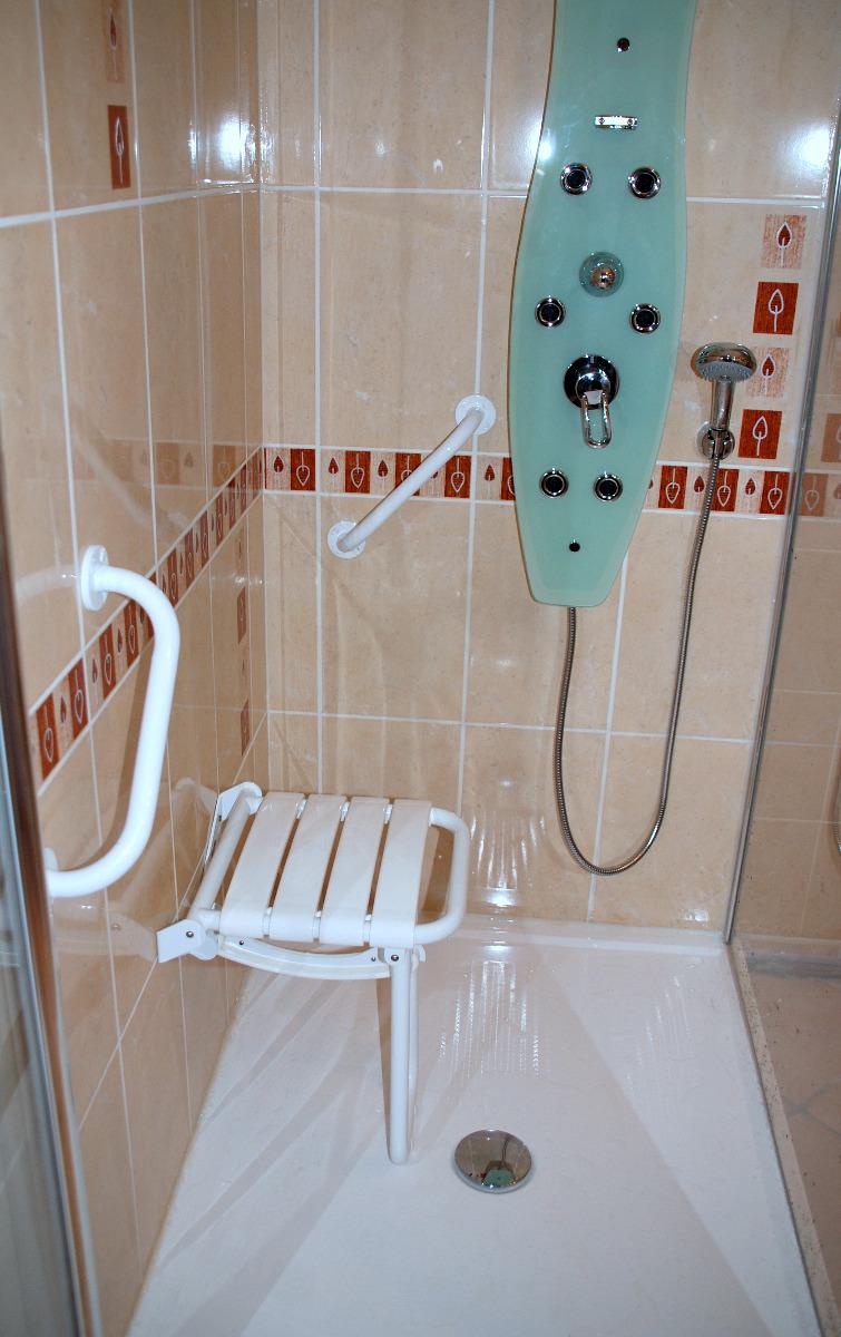Douche adaptée pour personne à mobilité réduite installée par APJ