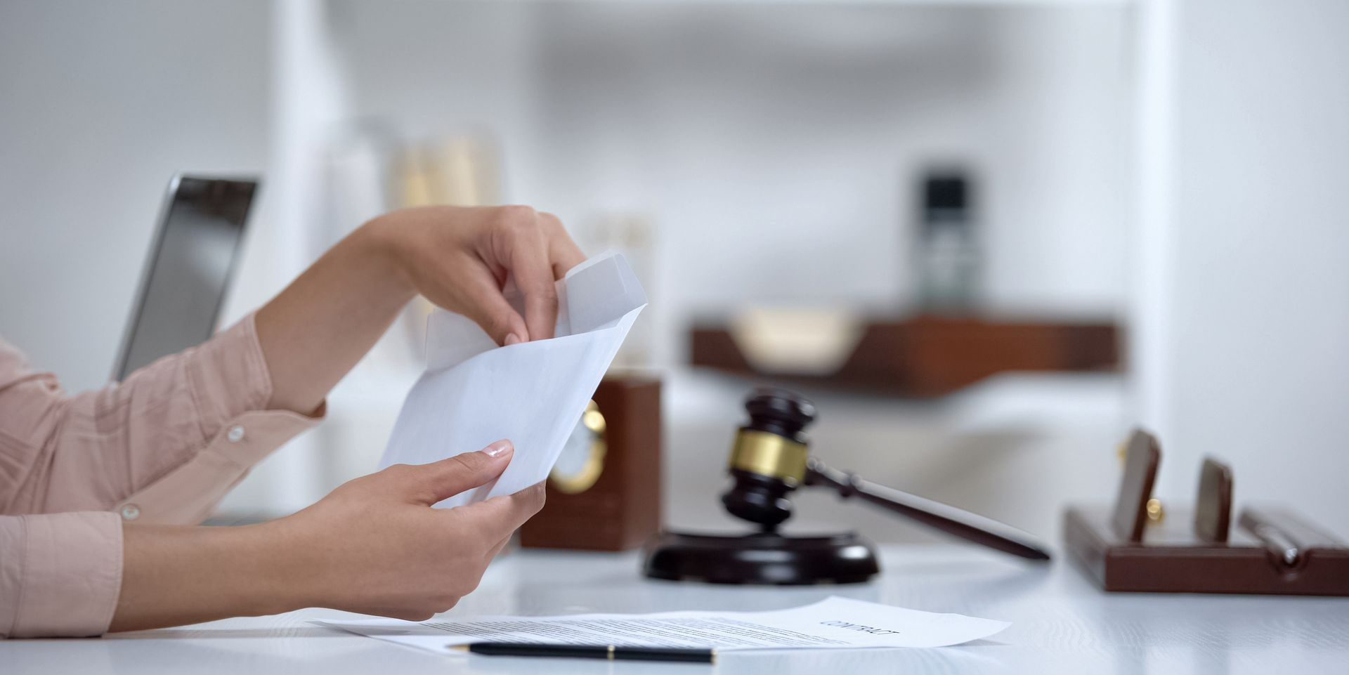 Une enveloppe entre les mains d'une femme