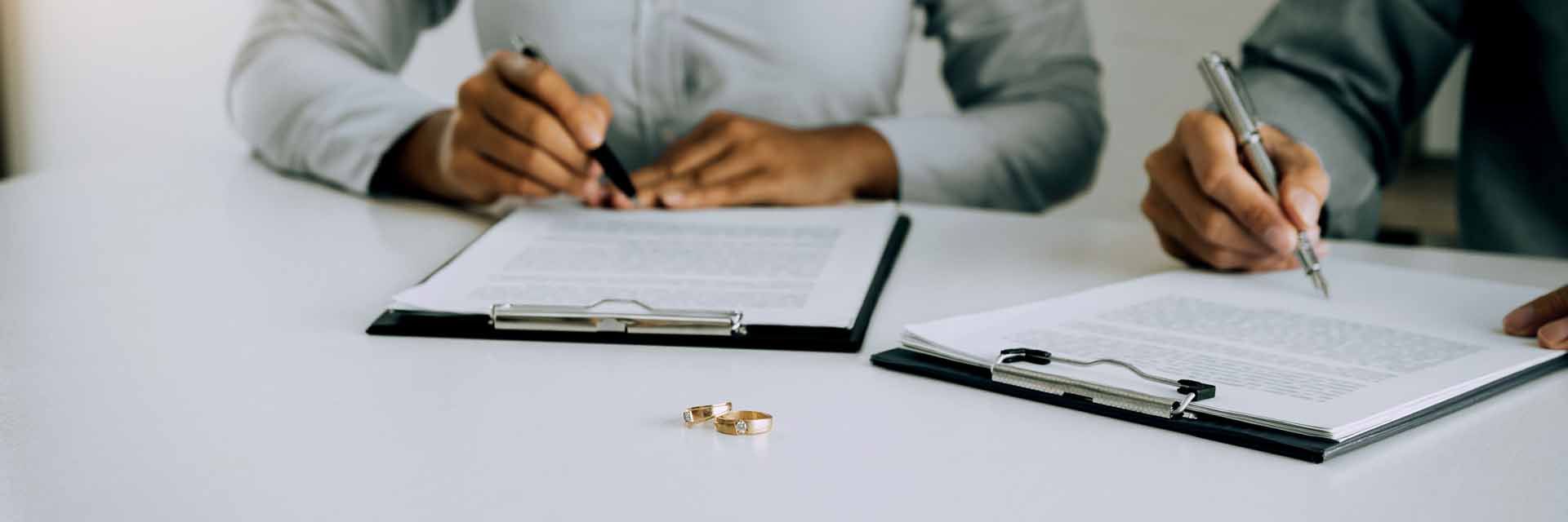 Un contrat et une bague de mariage