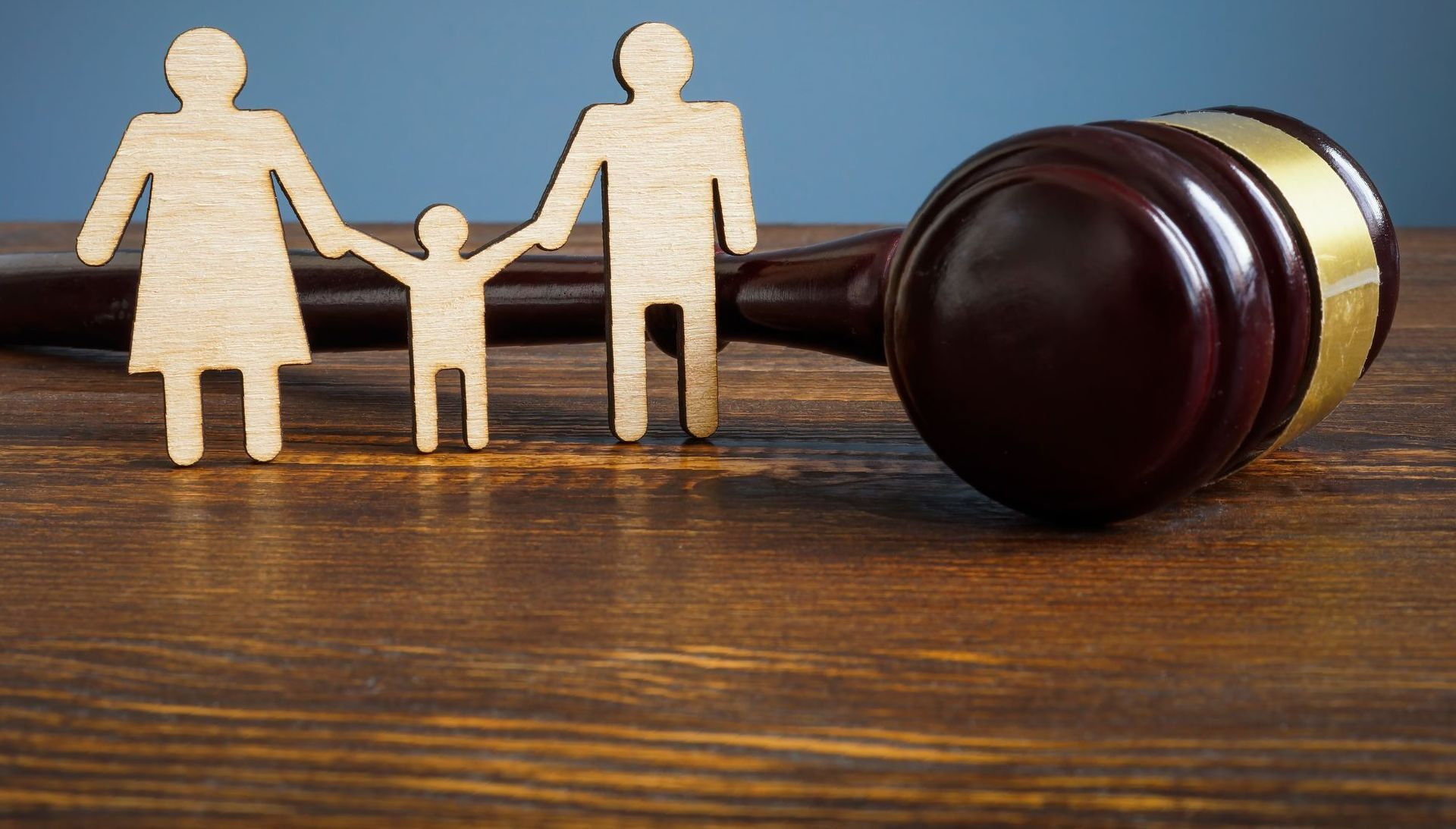 Des figurines en bois d'une famille traditionnelle