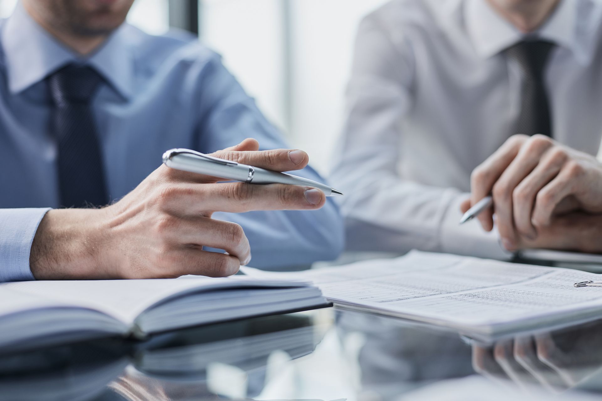 Un stylo entre les doigts d'un homme