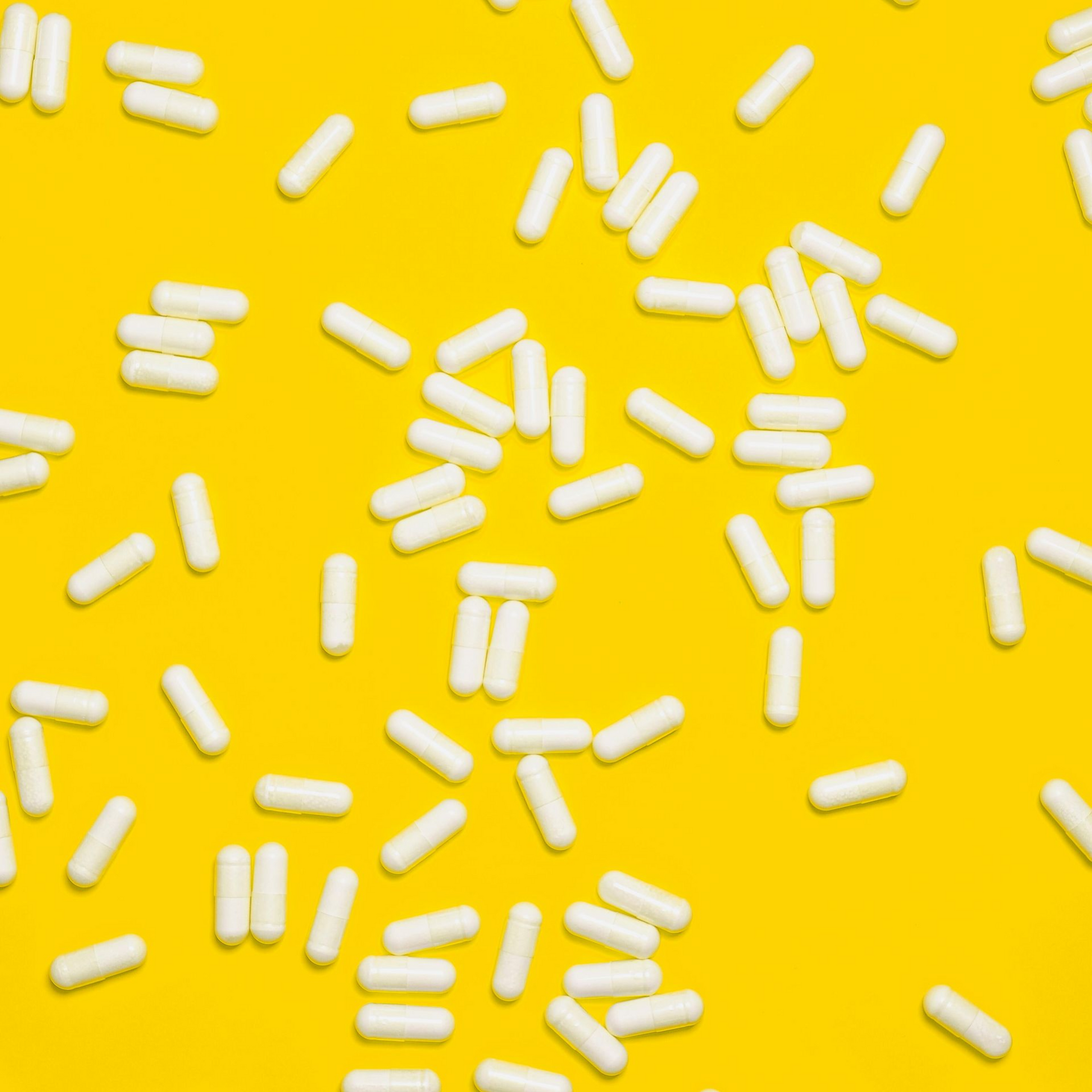 Ein Haufen rotes Pulver auf einer weißen Oberfläche.