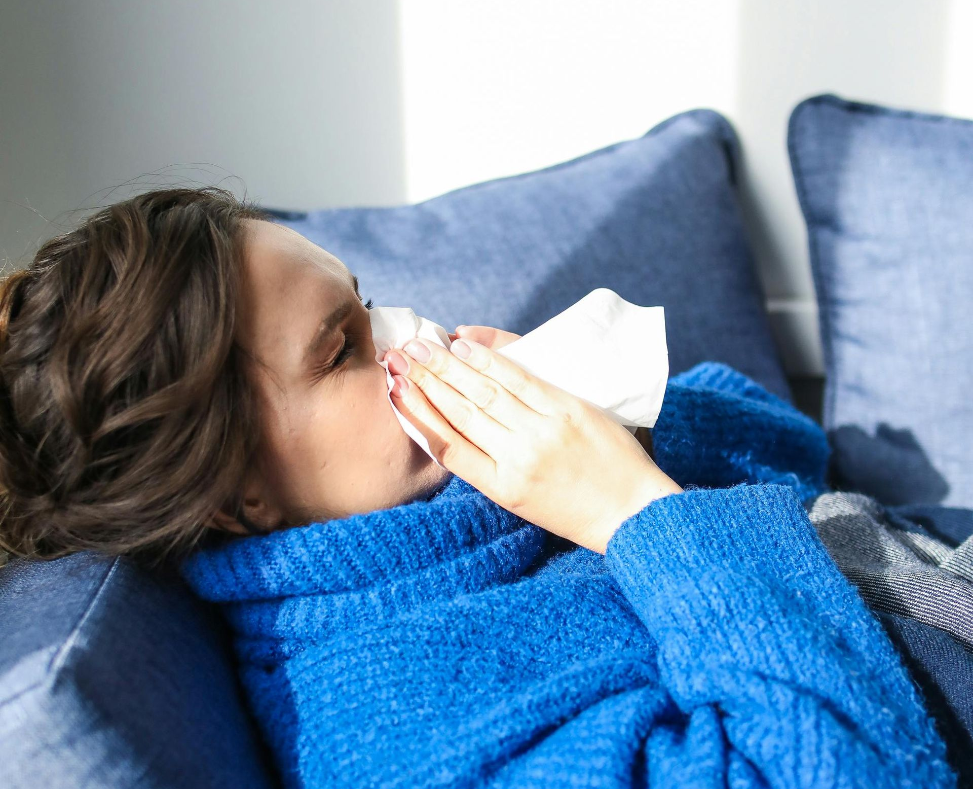 Ein Diagramm der oberen und unteren Atemwege eines Menschen.