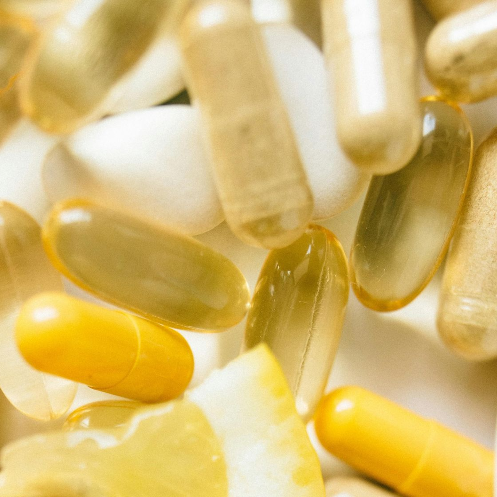 Eine mit Früchten gefüllte Kapsel, beispielsweise Äpfel, Bananen, Himbeeren und Orangen.