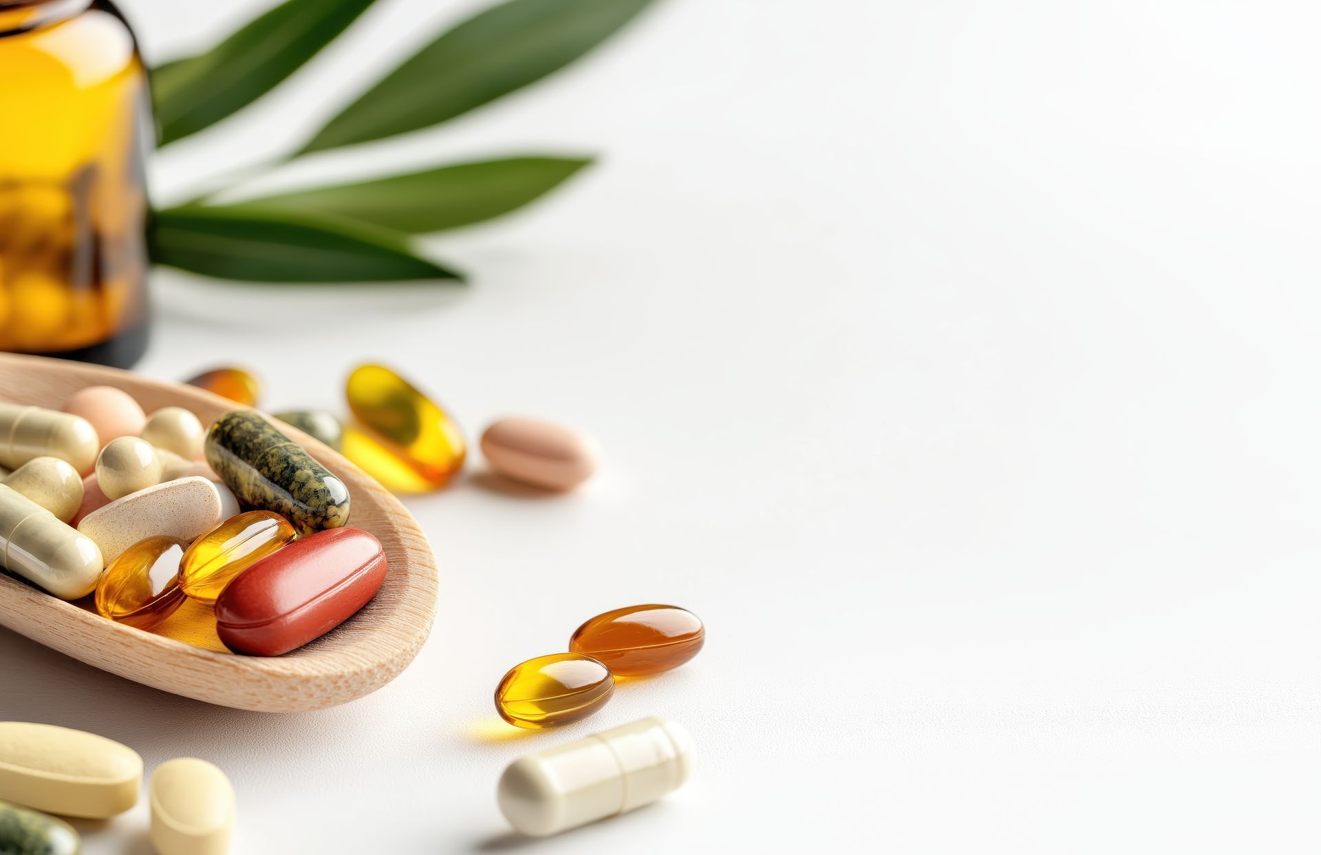Verschiedene Softgel-Kapseln, Tabletten und Pillen auf einem Holzlöffel mit Naturdekor – ein vielseitiges Angebot an Private Label Nahrungsergänzungsmitteln.