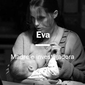Una mujer está amamantando a su bebé en una fotografía en blanco y negro.