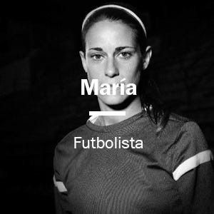 Una foto en blanco y negro de una mujer llamada María Futbolista