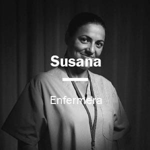 Una fotografía en blanco y negro de una enfermera vestida con un uniforme médico y un cordón.