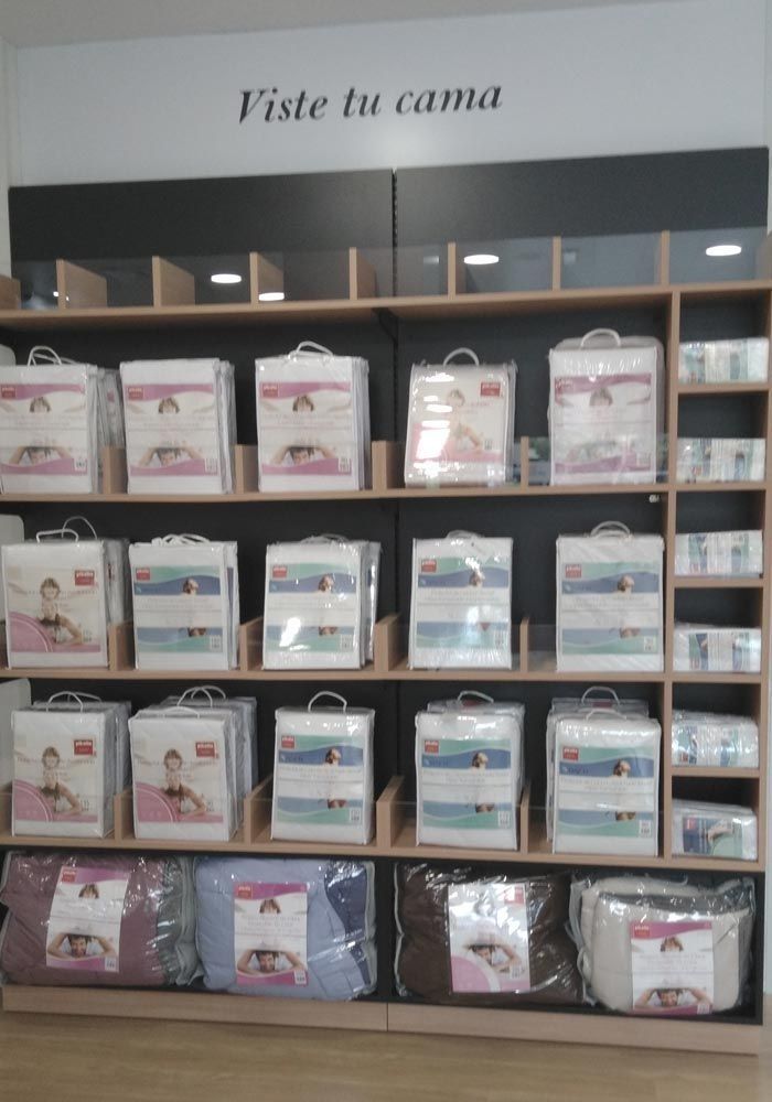 Un escaparate de tienda con un cartel que dice viste tu cama