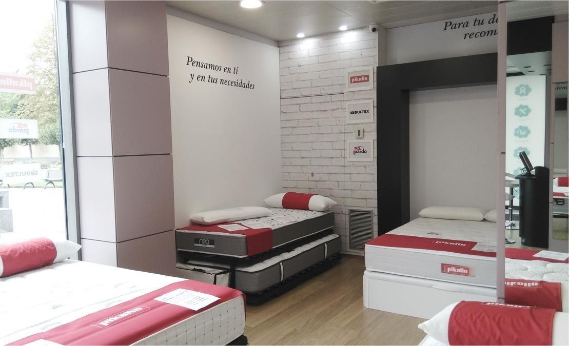 Una habitación con muchos colchones.