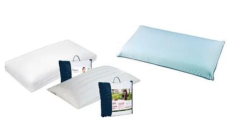 Tres almohadas están colocadas una al lado de la otra sobre un fondo blanco.