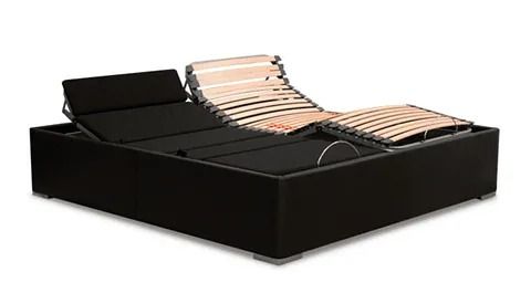 Una cama ajustable de color negro con láminas de madera sobre un fondo blanco.