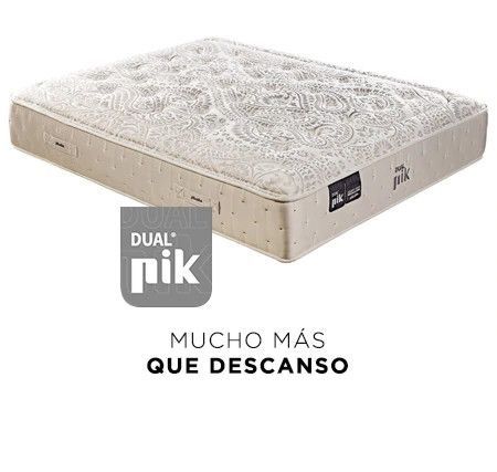 Un colchón está colocado encima de una cama sobre un fondo blanco.