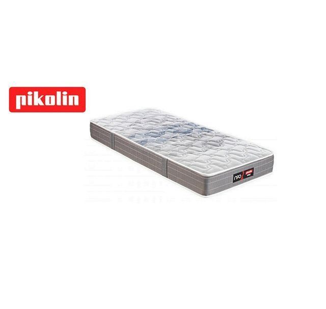 Un colchón está colocado encima de una superficie blanca.