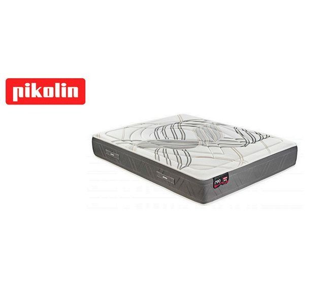 Un colchón está colocado encima de una superficie blanca.