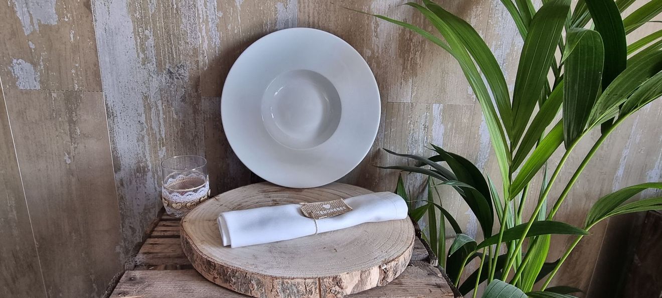 Une assiette disposée avec une serviette
