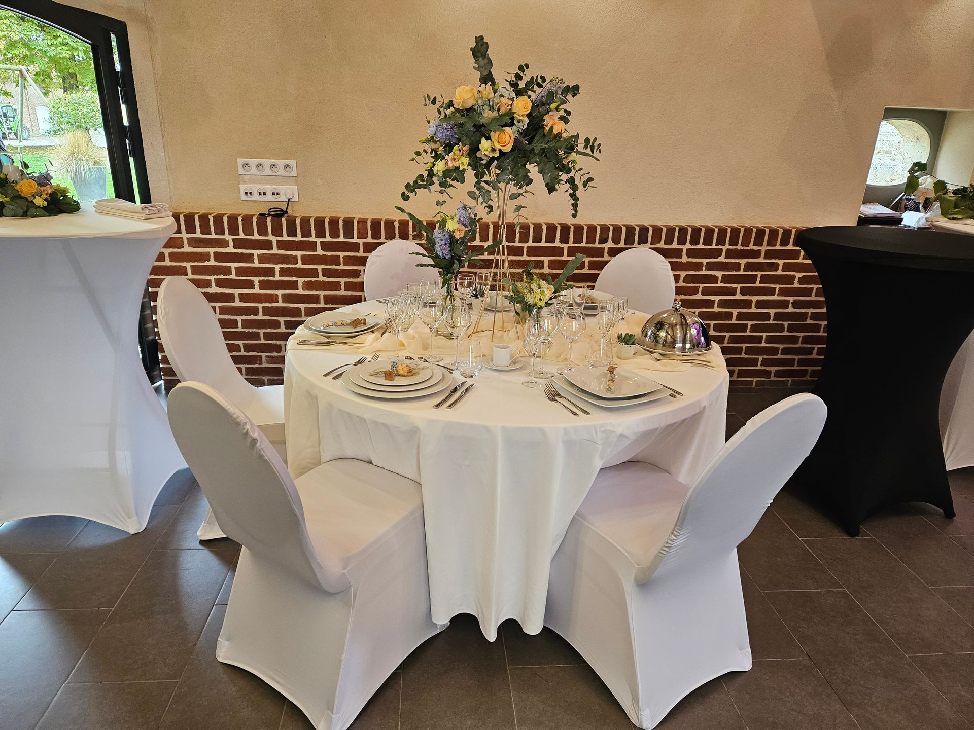Tables avec chaises et nappe
