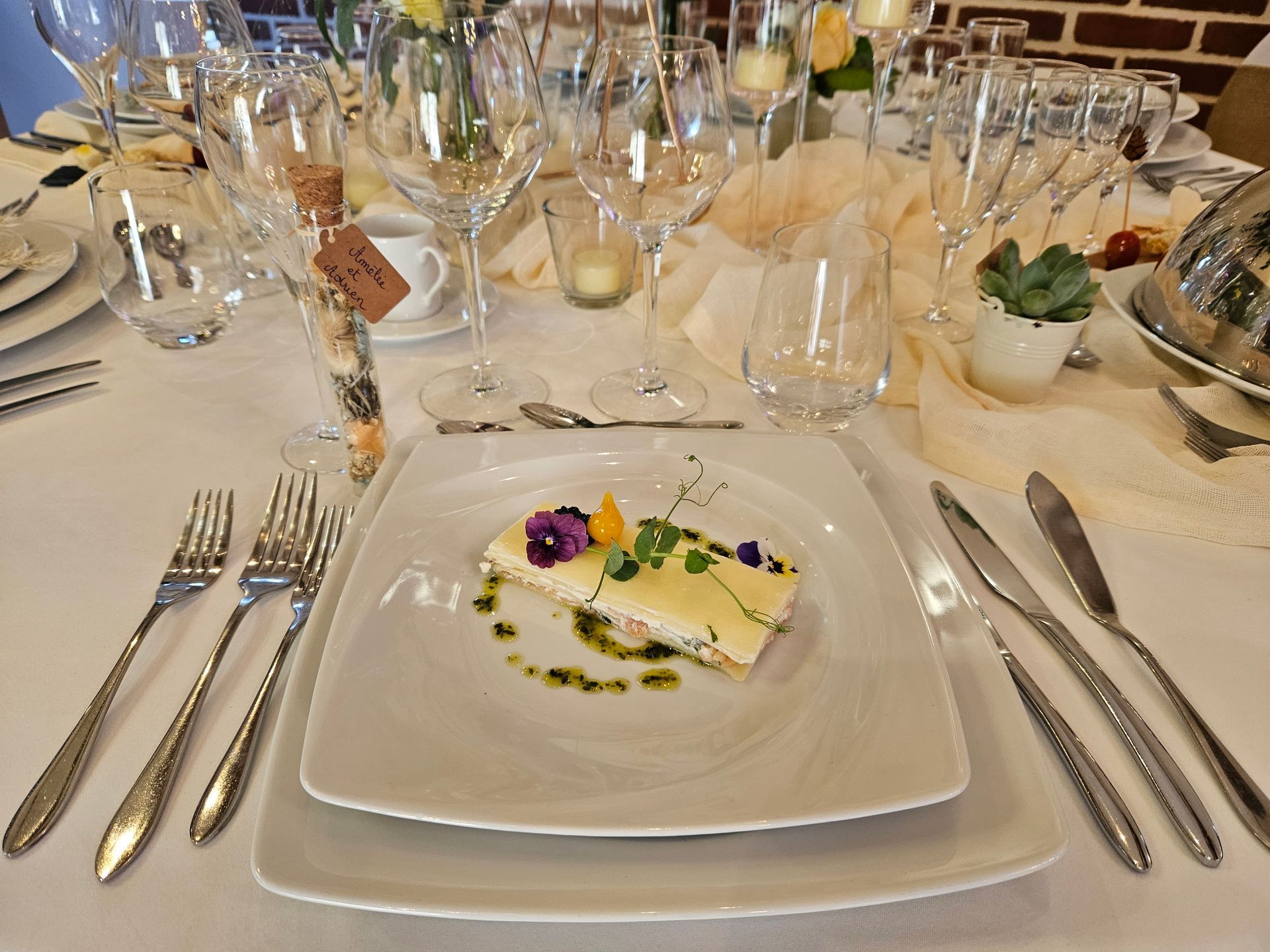 Assiettes, couverts et verres