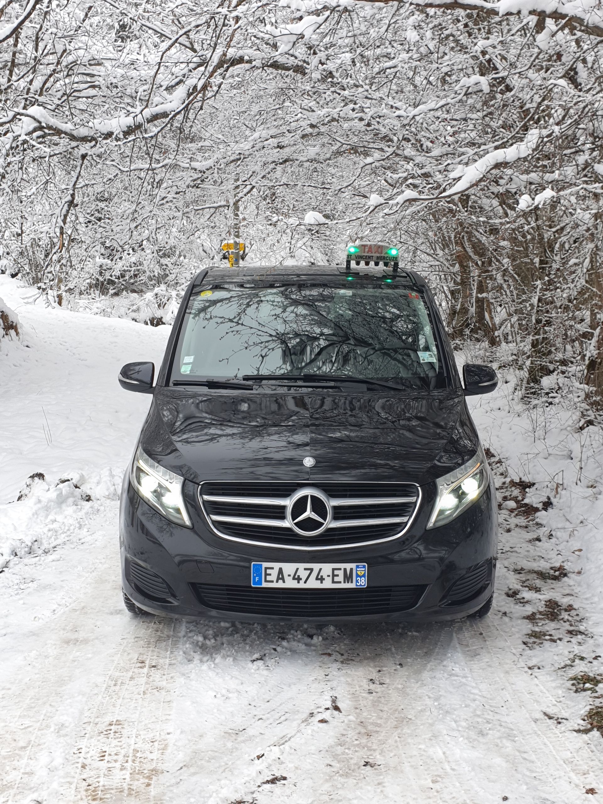 Un taxi noir Mercedes