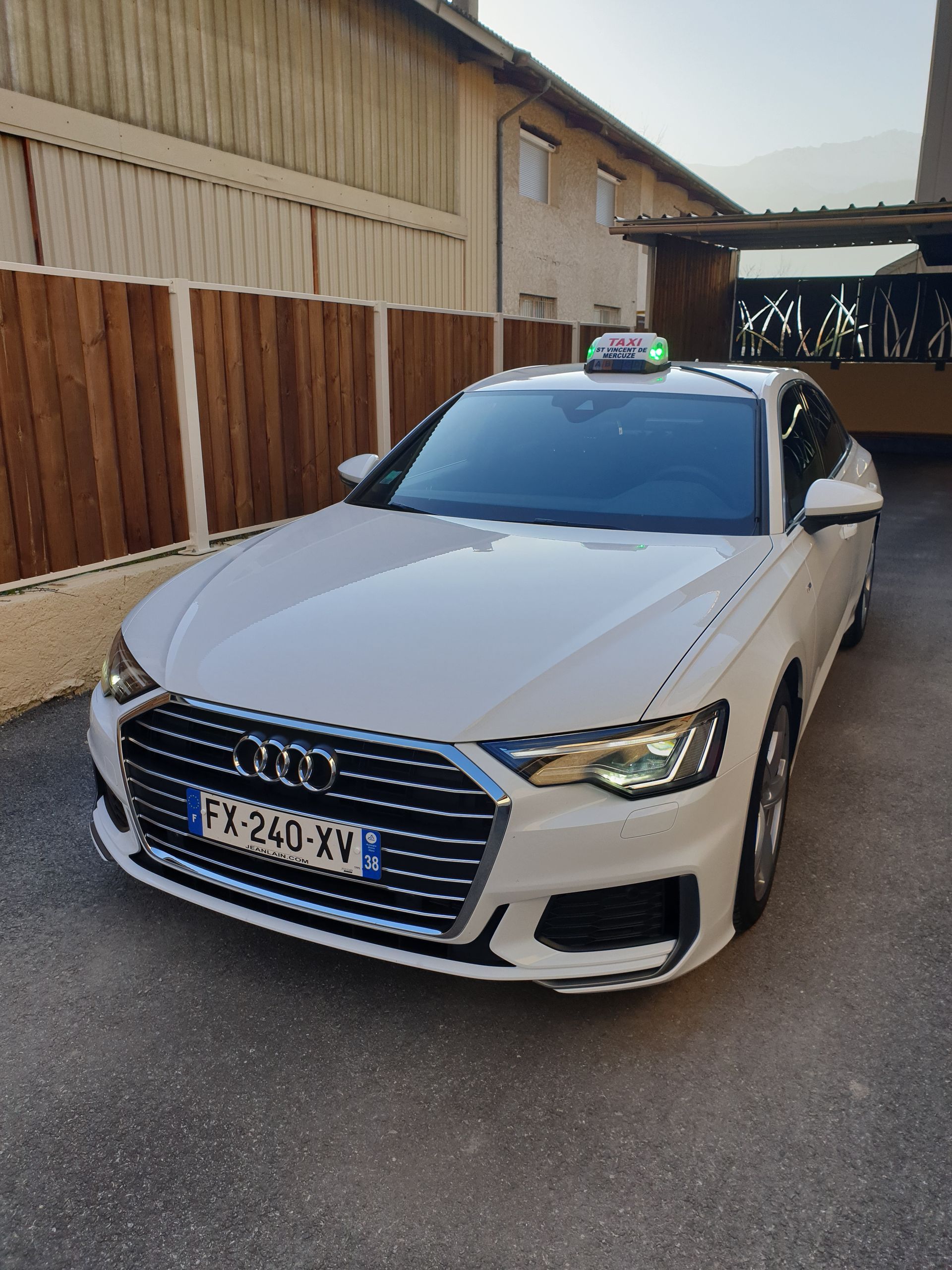 Un taxi Audi blanc