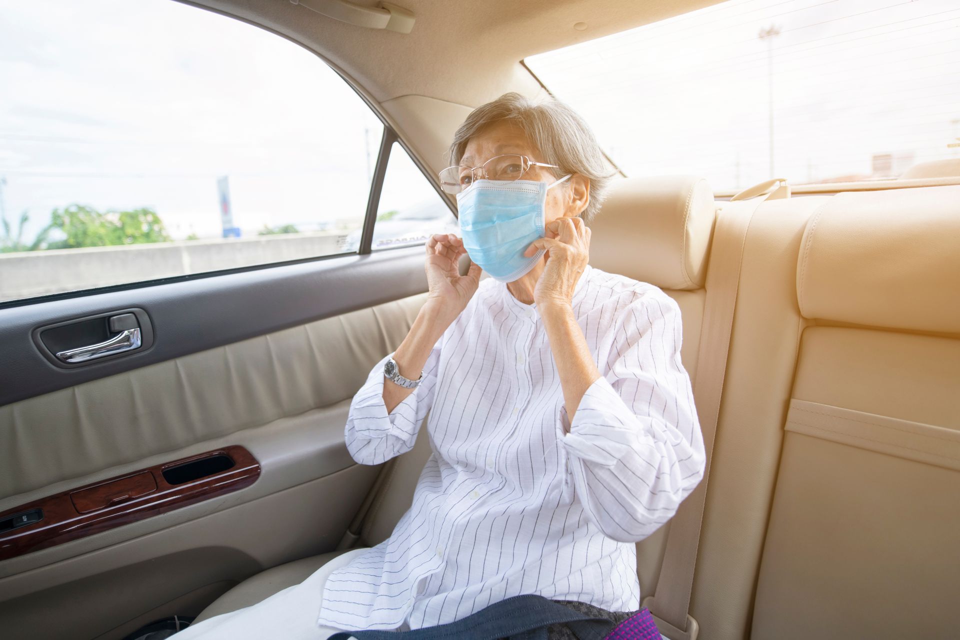 Une passagère de taxi avec un masque