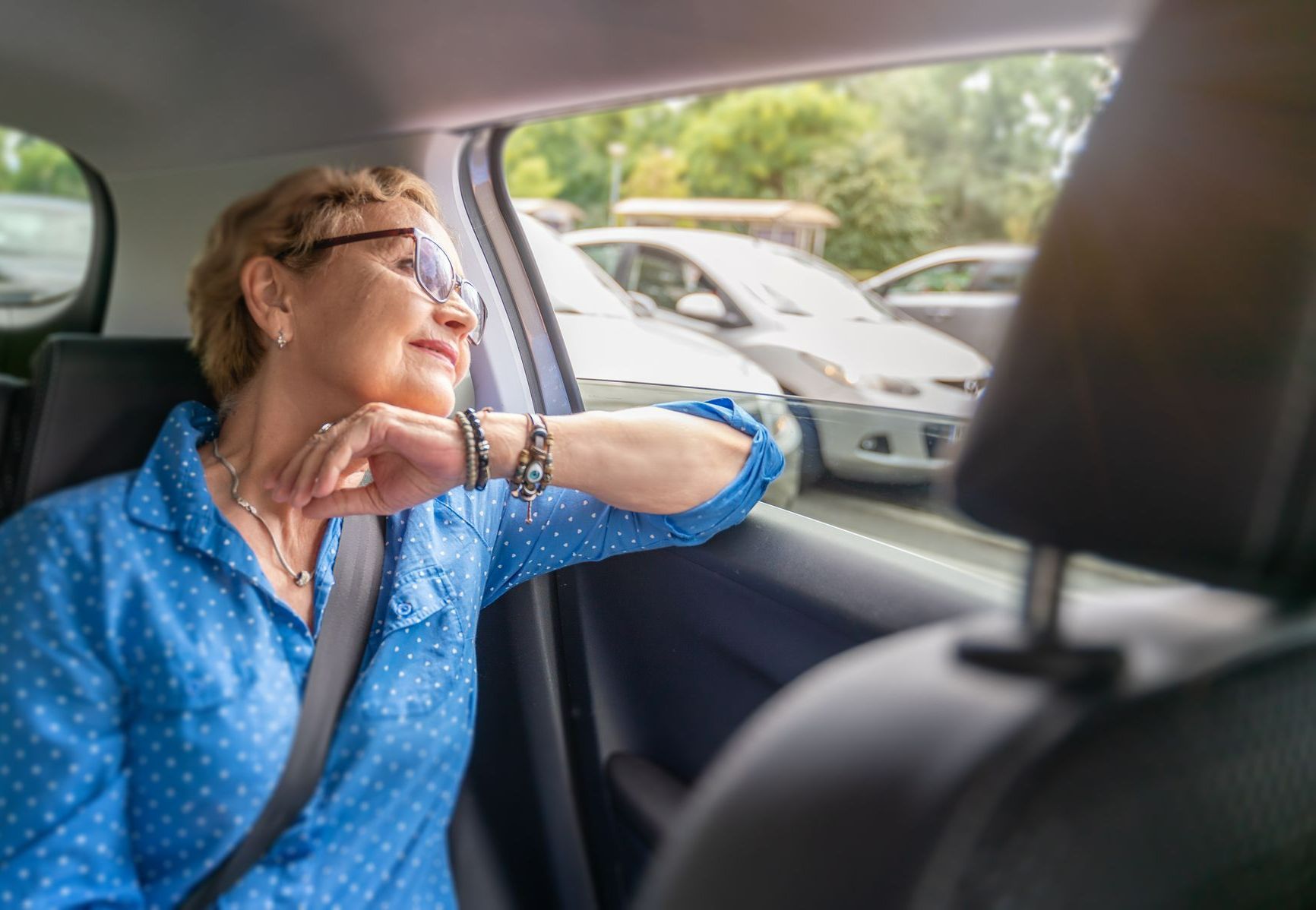 Une femme dans un taxi à l'arrière