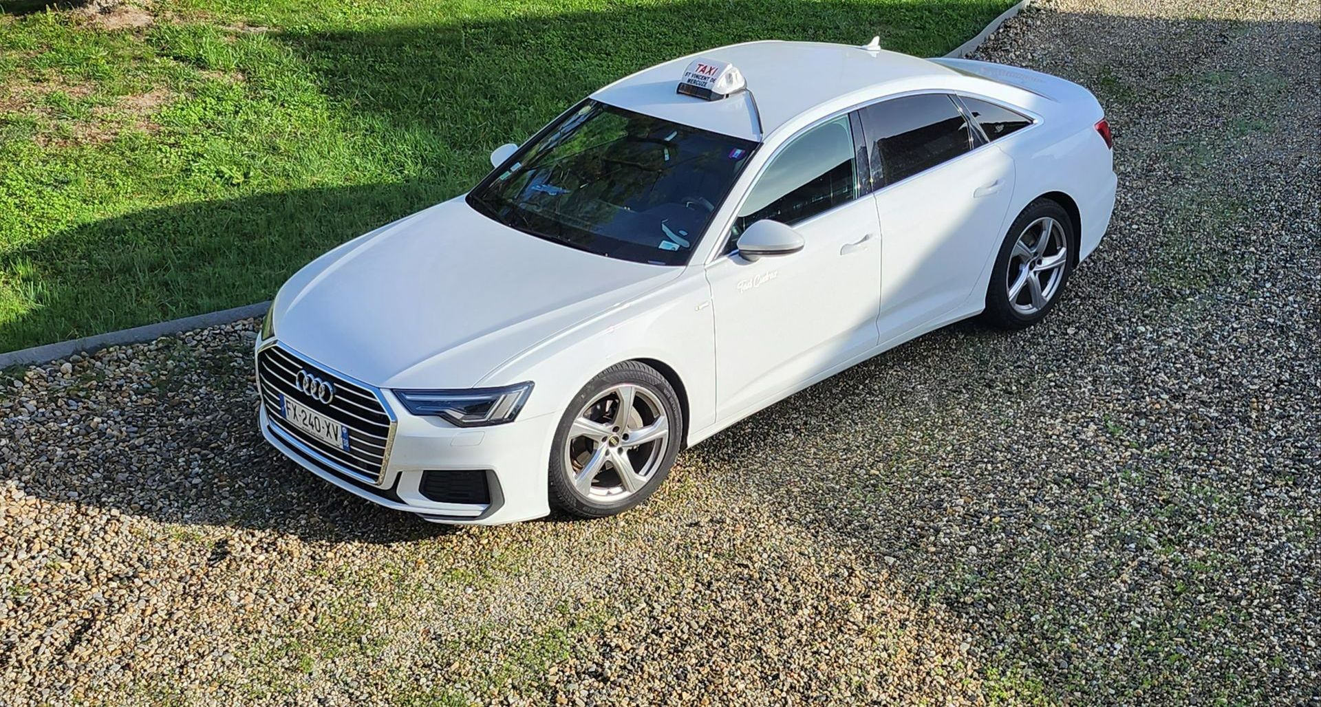 Les deux véhicules de la société de taxi