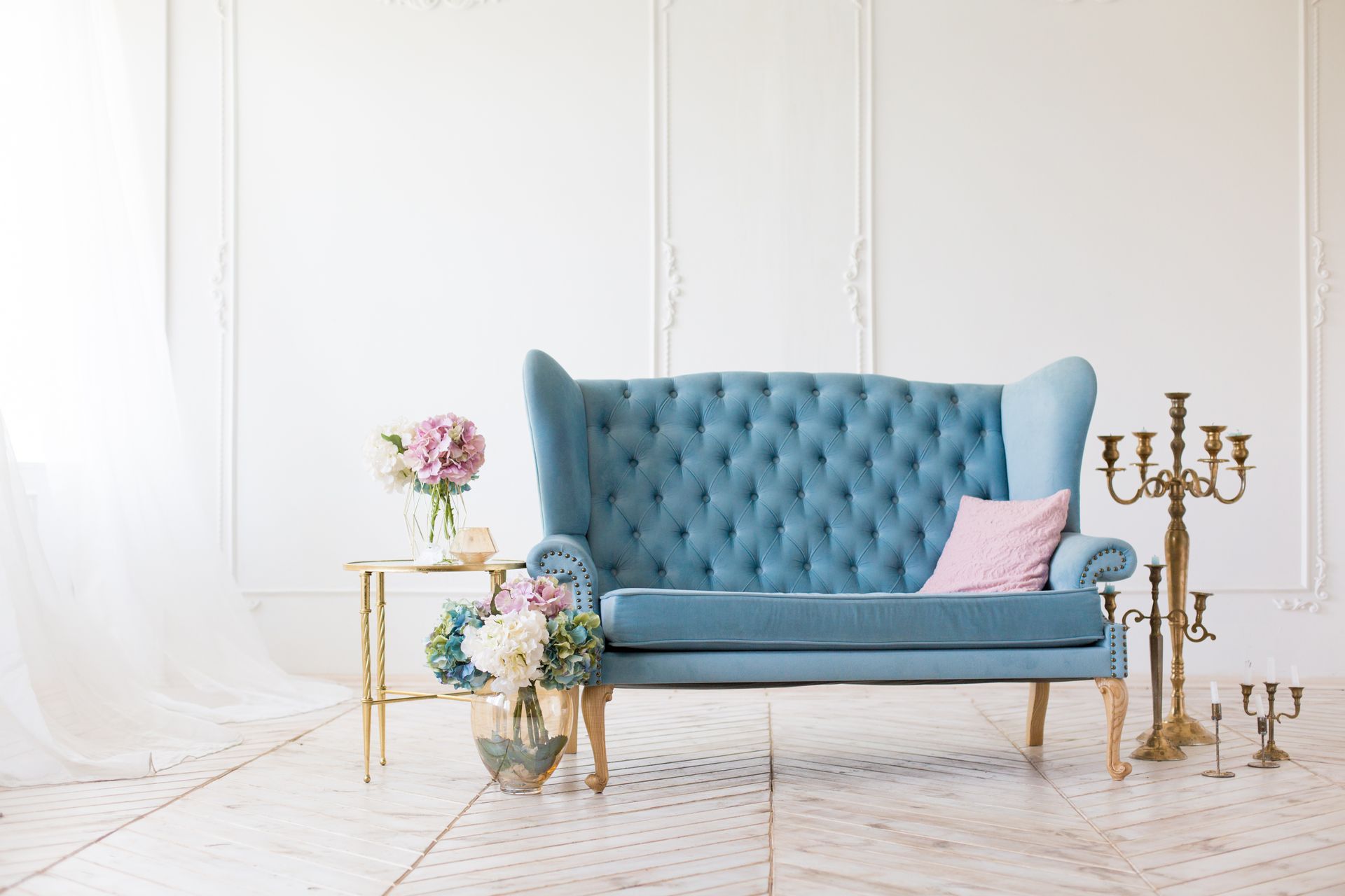 In der Mitte des Zimmers steht ein blaues Sofa